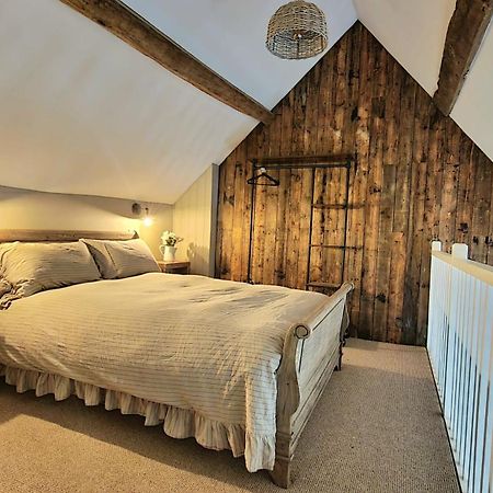The Threshing Barn At Penrhos Court Villa Kington  Kamer foto