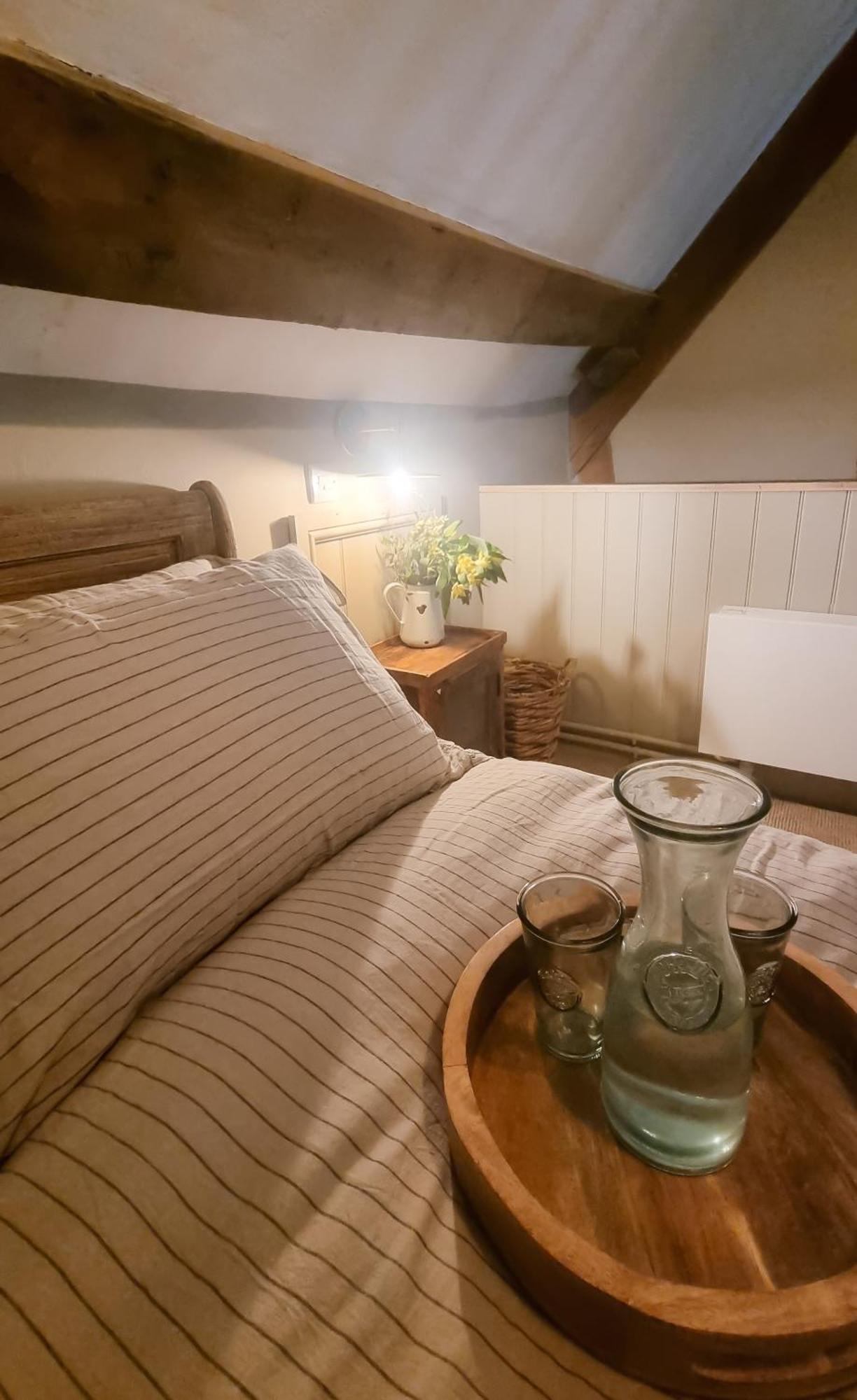 The Threshing Barn At Penrhos Court Villa Kington  Kamer foto