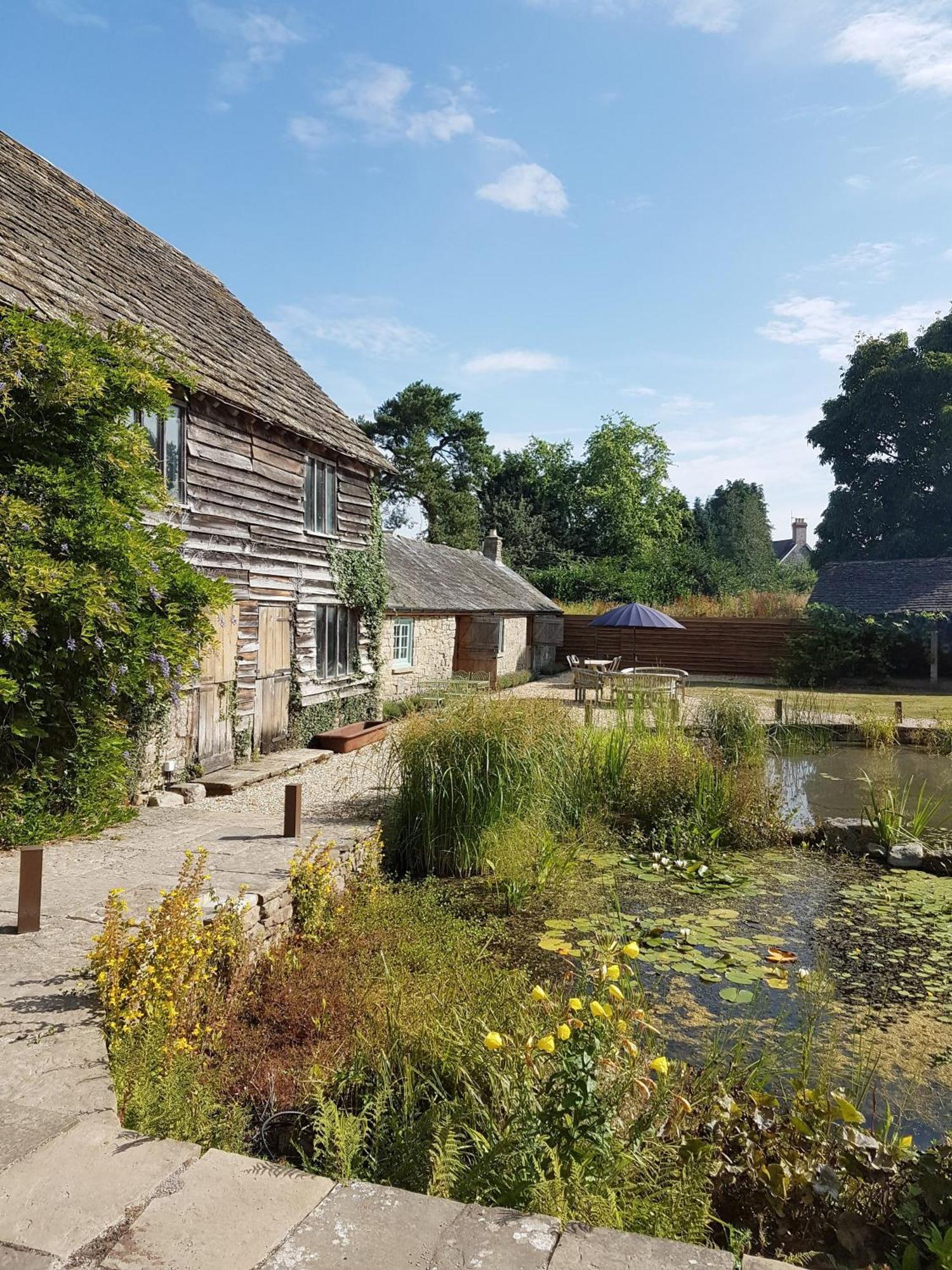 The Threshing Barn At Penrhos Court Villa Kington  Kamer foto